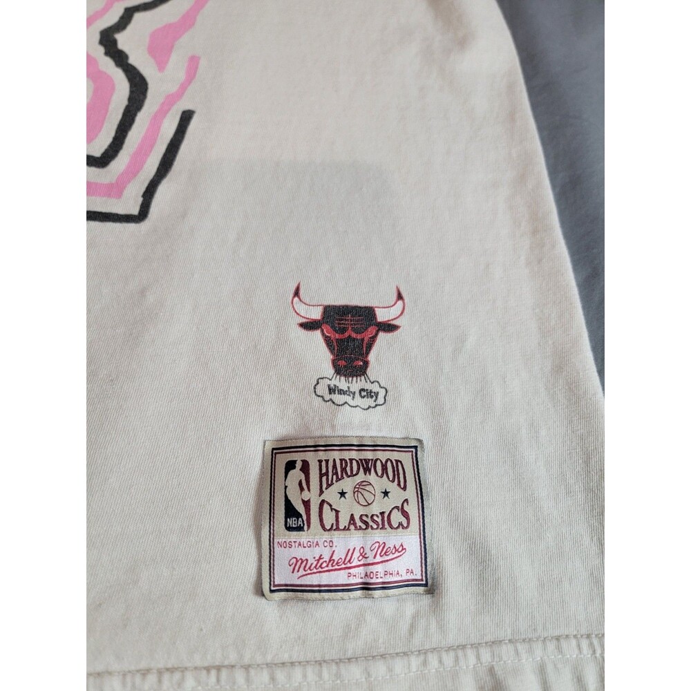 NBA Mitchell & Ness Chicago Bulls T-Shirt L Hardwood Classics Pink Retro Graphic - Picture 2 of 3